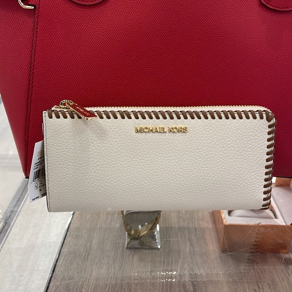 Michael Kors Jet Set Travel Large Pebble Leather Quarter-Zip Wallet
NWT - Picture 15 of 16